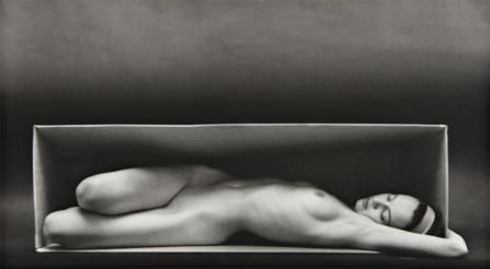 En la caja - Ruth Bernhard