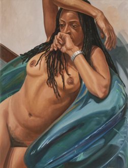 Modelo con rastas sobre silla inflable azul Pearlstein 