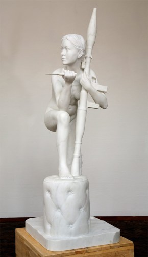 A.V. con cuchillo y RPG-7.jpg