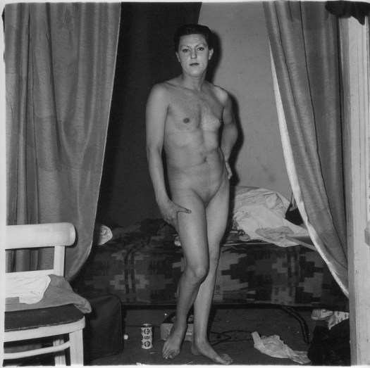 Hombre desnudo haciendo de mujer.jpg