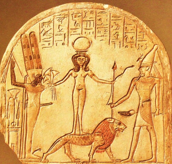 45 Procede de Deir el Medina; estela cimbrada de Ramosis, Siglo XII a. La diosa Qadesh sobre león entre Min y Reshep (2).jpg