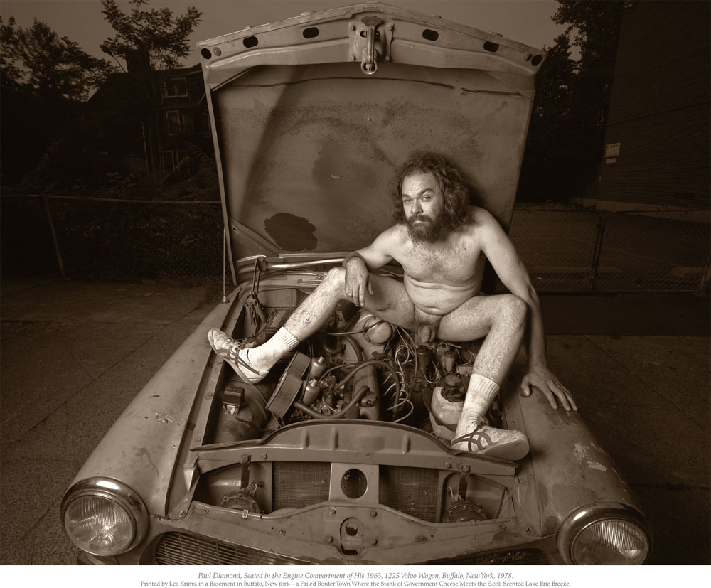 Paul Diamond sentado sobre el cofre de su camioneta Volvo 122S, modelo 1963.jpg