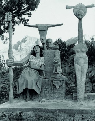 Dorothea-Tanning-and-Max-Ernst-with-his-sculpture-Capricorn-1947-Photograph-by-John-Kasnetsis.jpg